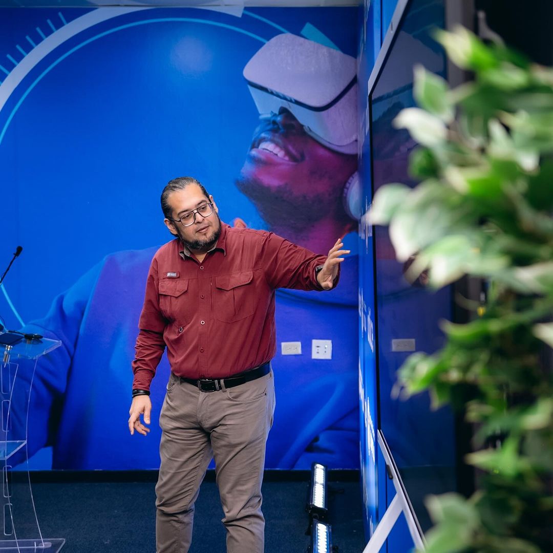 Este es un gran da para la educacinAltice junto al Instituto Politcnico Loyola IPL inaugur una Sala de Telepresencialidad que beneficiar a 13398 estudiantes En este innovador espacio podrn crear y 1