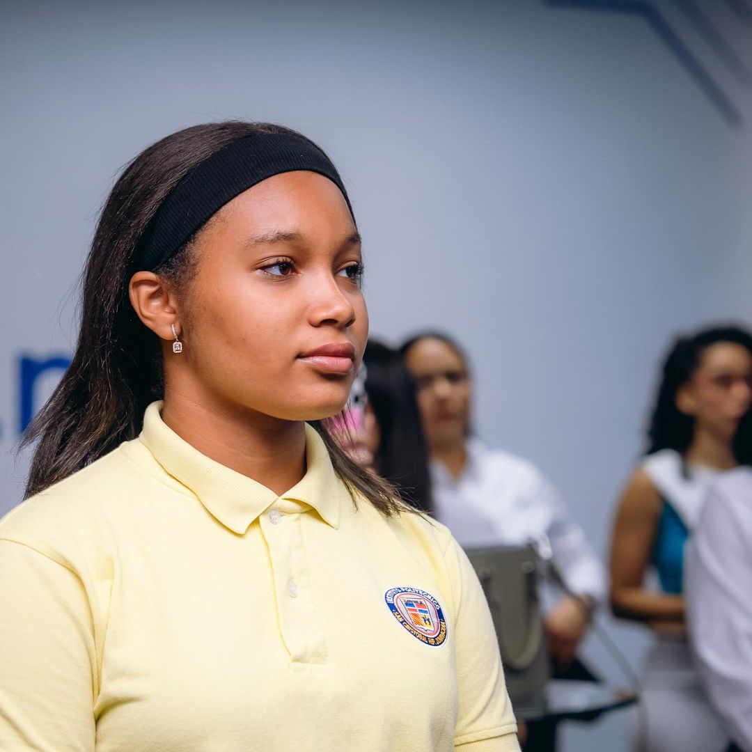 Este es un gran da para la educacinAltice junto al Instituto Politcnico Loyola IPL inaugur una Sala de Telepresencialidad que beneficiar a 13398 estudiantes En este innovador espacio podrn crear y 2