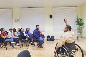 Imparten taller sobre el trato a personas con discapacidad