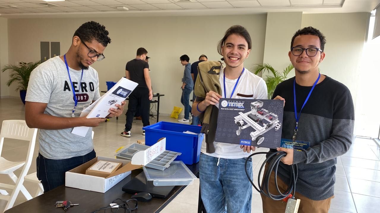 Estudiantes de Loyola se destacan en competición de robótica