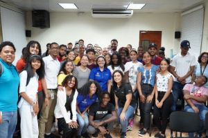Estudiantes del IEESL reciben charlas de la Cervecería Nacional Dominicana