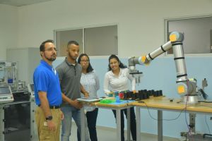 Estudiantes del IEESL desarrollan proyecto con robot colaborativo