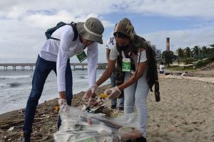 IEESL desarrolla limpieza de costa y sensibilización en la playa Gringo de Haina