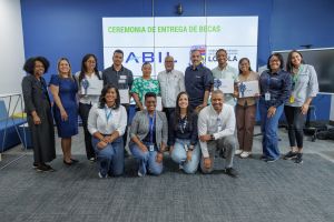 Estudiantes del IEESL reciben becas tras convenio con Jabil