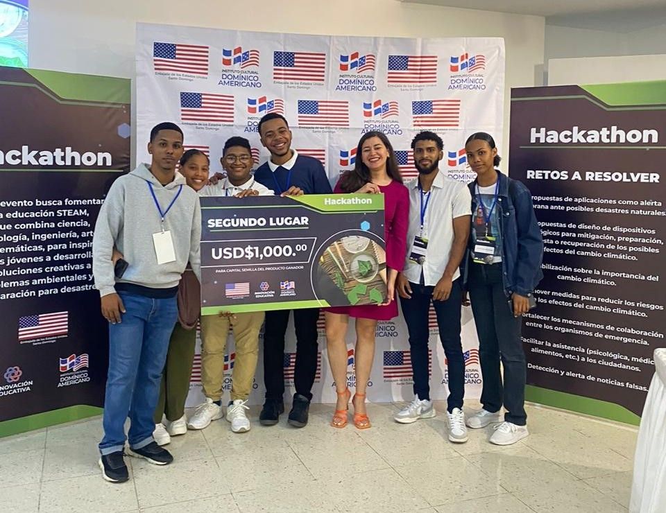 Estudiantes del IEESL obtienen segundo lugar en Hackathon organizado por embajada de Estados Unidos