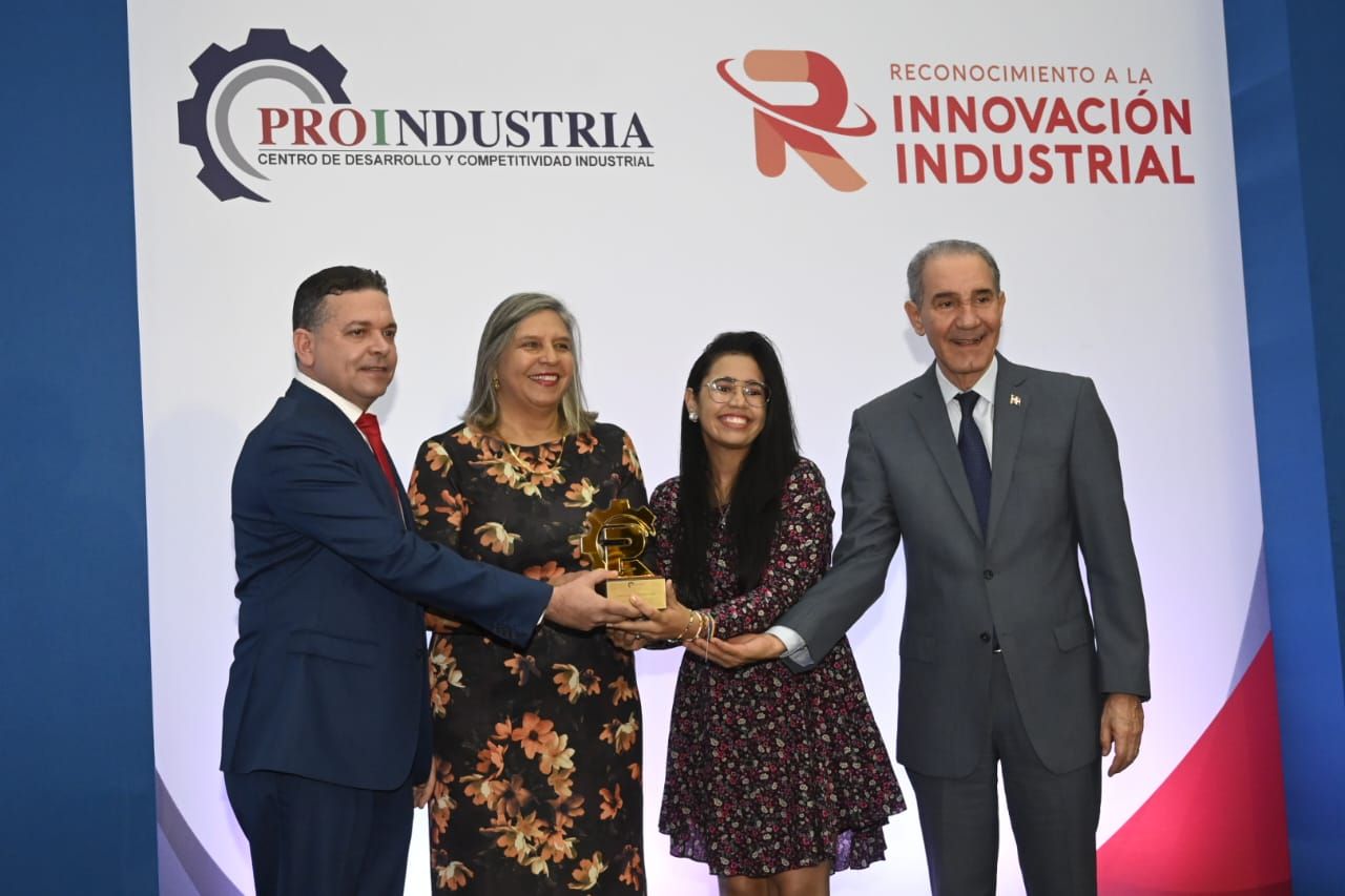 IEESL recibe premio “Innovación Académica” de Proindustria