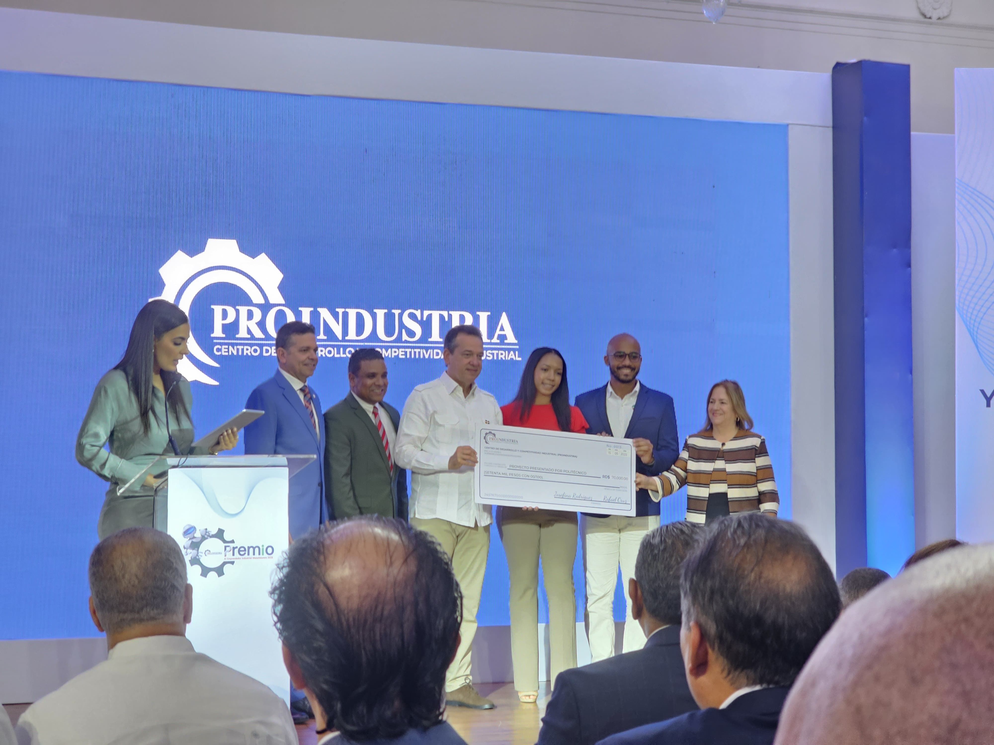IEESL recibe premio de Proindustria por Innovación Académica